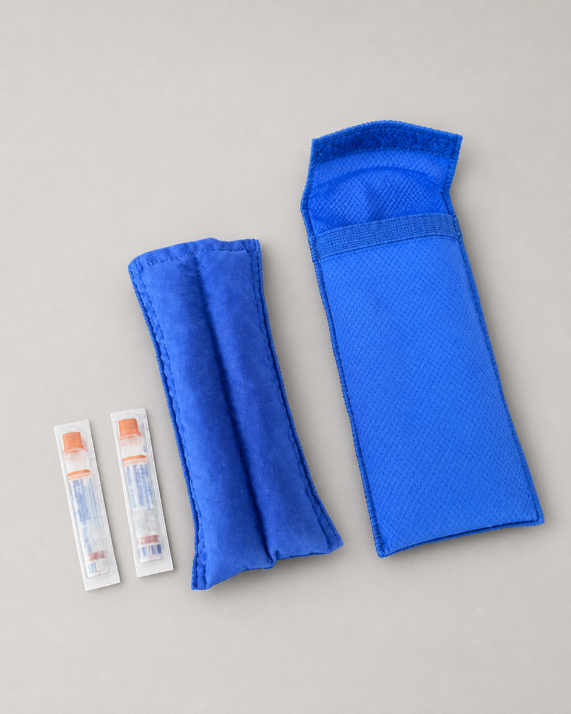 Geöffnete FRIO Kühltasche mit innerer Kühleinlage und zwei Insulinpens