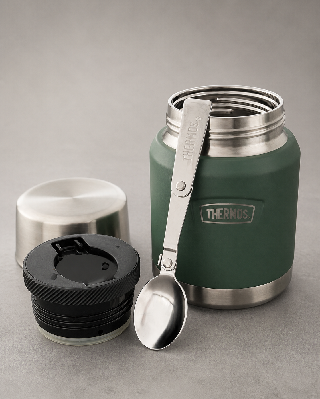 Geöffnetes Thermos Speisegefäß mit Becher, Innendeckel und ausgeklapptem Löffel